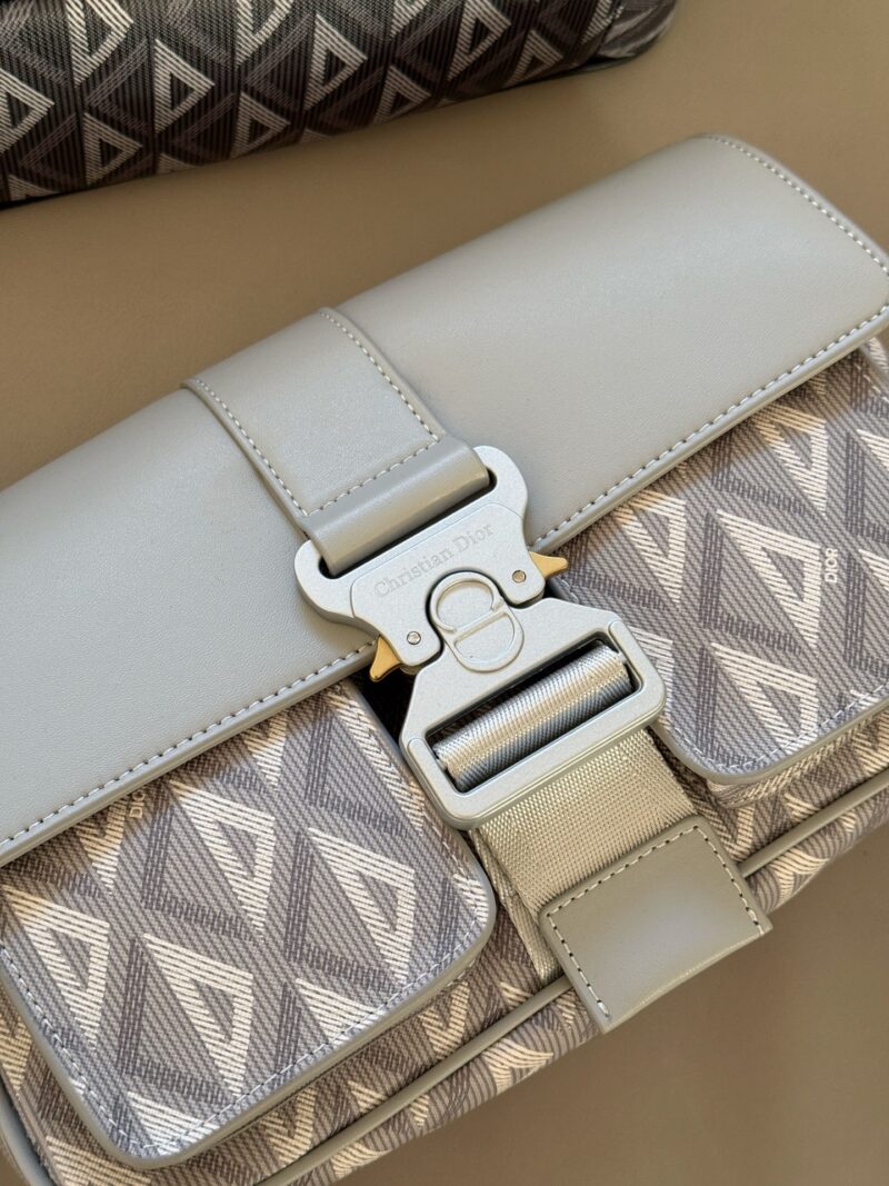 62a11686a8.jpg 240 boxes
size:27*18cm
D Men's Saddle Bag/Postman Bag
Men's commuting bags are a hot selling item that is hard not to love
Exquisite workmanship, old floral fabric, new and fresh
