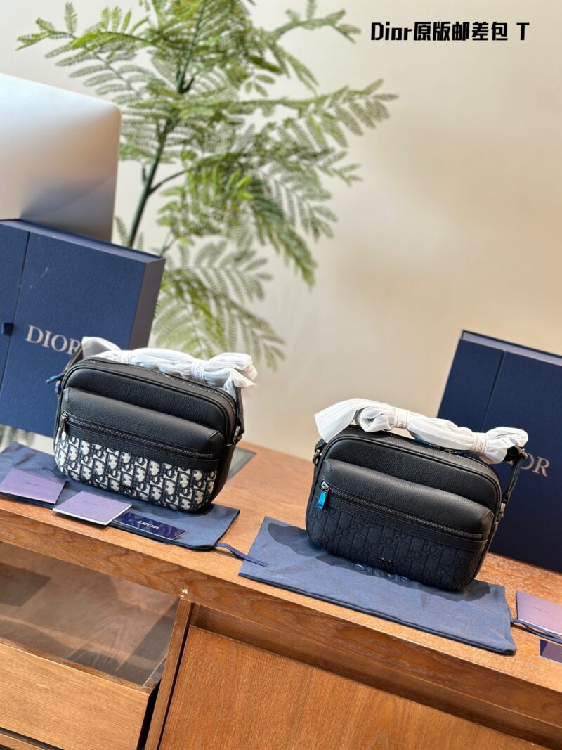 Dior Men's Postman Bag P270
Original embroidered fabric with top layer calf leather
The new season of men's clothing has officially been launched!
The simple and low-key color scheme, combined with high-end and comfortable materials, and exquisite It...