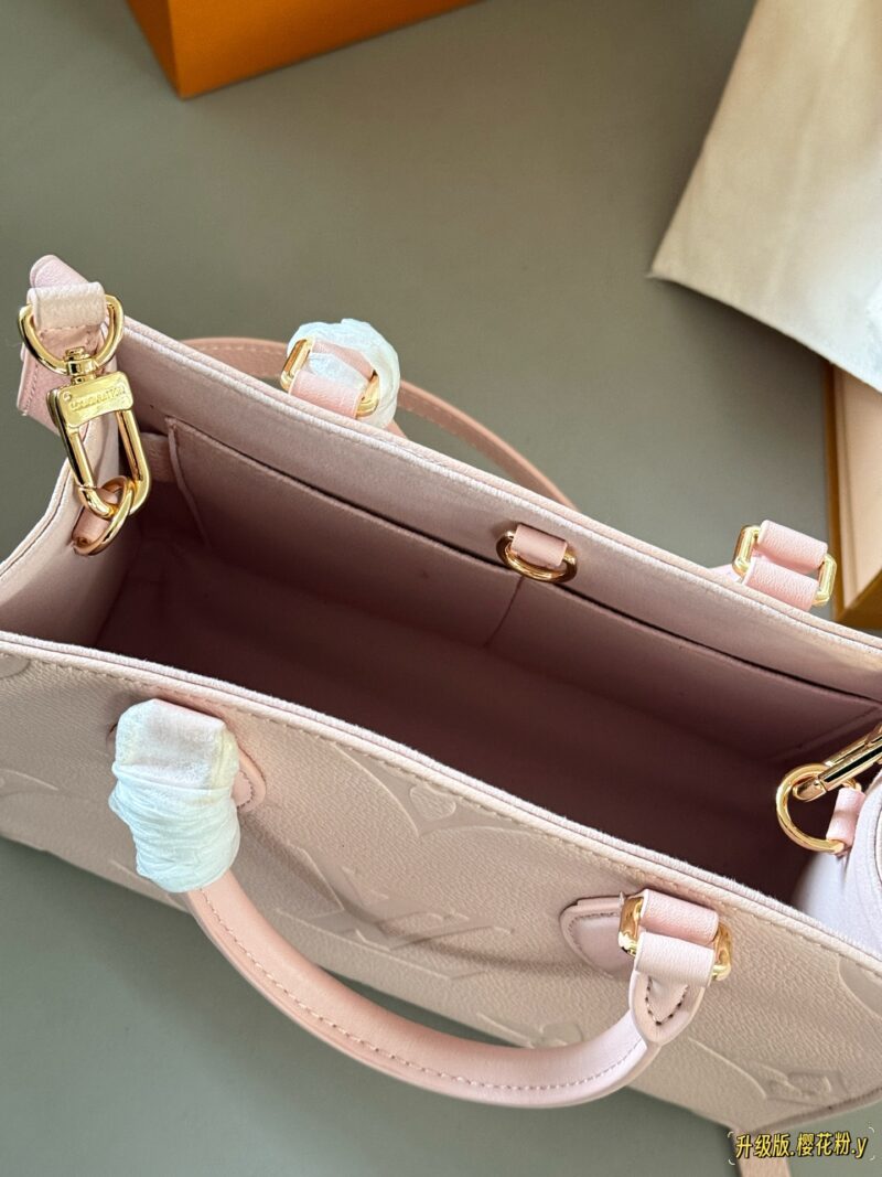 235 box
Size: 25 * 20cm (small)
Excellent quality, understand the goods ??
It's really too advanced!
Warm, gentle, and creamy Iv on the go tote bag
Pink looks so white and tender, so cute and lovely!!
Search Lv on the go shopping bag