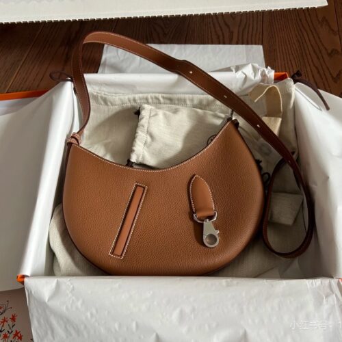 Heartthroated with true love, I dug up the Hermes Arcon Moon Bag from my wealthy sister's house and found it. It's carved with a W-cut and made of elephant grey togo leather, it's really beautiful.
The size is about 28 * 19 centimeters, very small an...