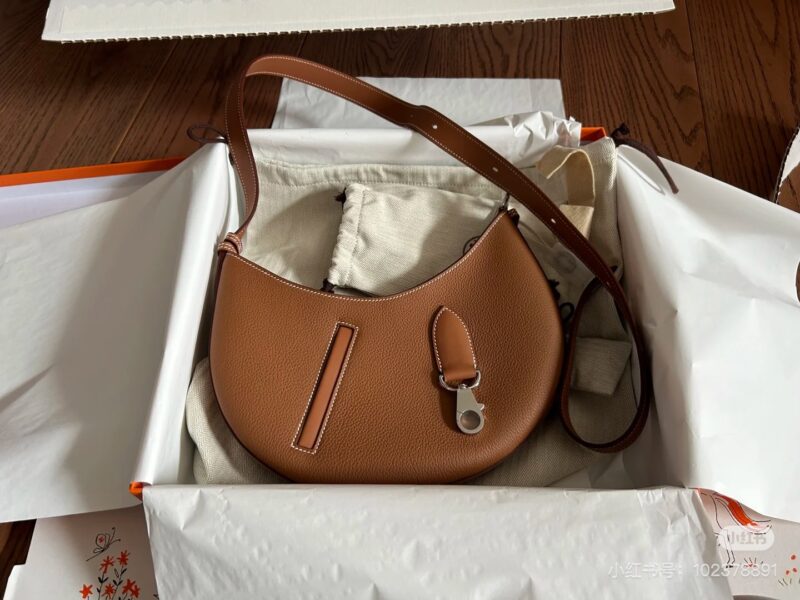 Heartthroated with true love, I dug up the Hermes Arcon Moon Bag from my wealthy sister's house and found it. It's carved with a W-cut and made of elephant grey togo leather, it's really beautiful.
The size is about 28 * 19 centimeters, very small an...