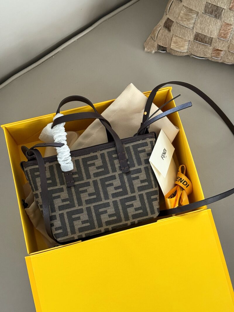 62be7179c7.jpg 210 box
size:16*13cm
Fendi F Home
This small vegetable basket is really amazing,
I love it so much!
Full of vacation atmosphere,
Although it is small, it can also be packed very well,
A super lightweight small bag that can also be worn diagonally!