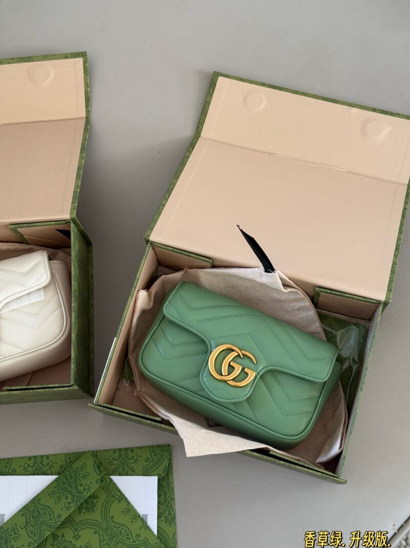 62c615fc90.jpg 195 box
size:16.5cm
GG Marmont Vanilla Green/Milk Shake White
Clear and refreshing summer~
Must buy Mamon bag
Marmont's most classic double G