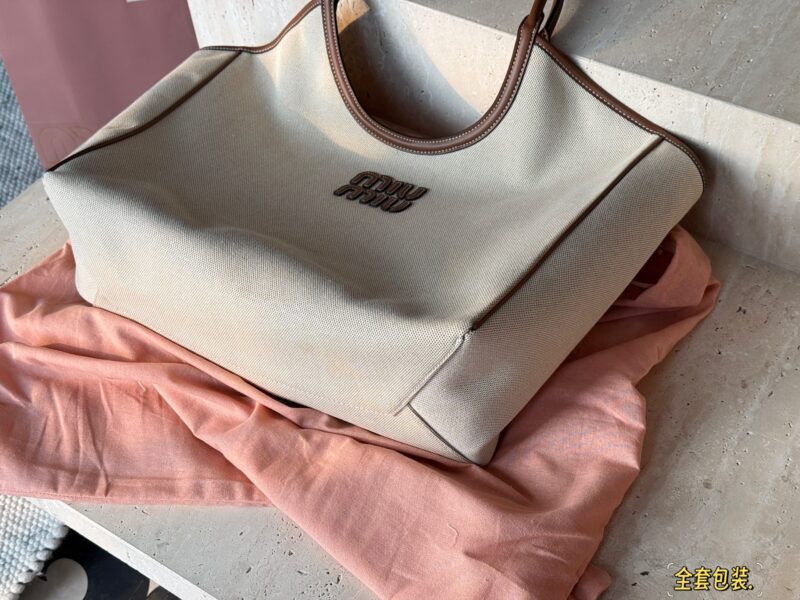 62d95938b0.jpg 300 canvas cowhide (with full packaging)
Size: 38 Bottom, 55 Upper Width * 30 Height
Miu's newly released tote this year
Take a good look!
The actual product looks great!
Lightweight, spacious, and stylish online!
Miumiu's canvas bag is wrapped in on...