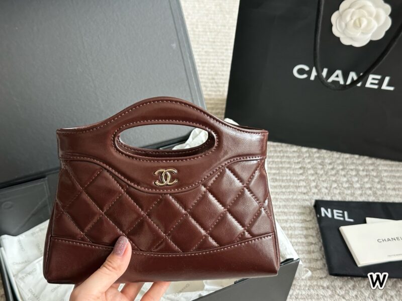 62dbb221aa.jpg 195 box
size:20*15cm
Xiaoxiangjia's 23a is worth buying
Cute and Loving Horizontal Version 31
Chanel has been replicated again
The new 31 bag model has released a mini size
Who can withstand this!
Xiaoxiang's true love fans must join!
A pack is har...