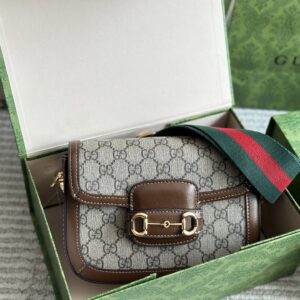 235 High Order Edition (Gift Box)
Size 20 * 14cm
GG Small Saddle Bag
Classic coffee color, huge and cute size
Comes with two shoulder straps for easy switching
The perfect combination of thick shoulder straps and thin shoulder straps
Search GG 1955 s...