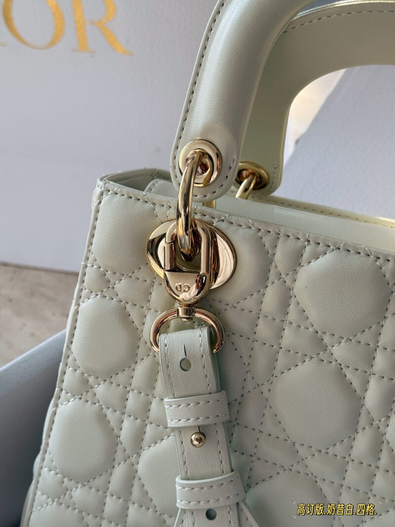 62f62e37f1.jpg 265 box
Size: 21cm (4 grids)
- Lady milkshake bag customized version returns!
D's consort, super eye-catching!
High end quality, free comparison of details,
Don't get too involved, dear!
Starting my summer with Dior Consort