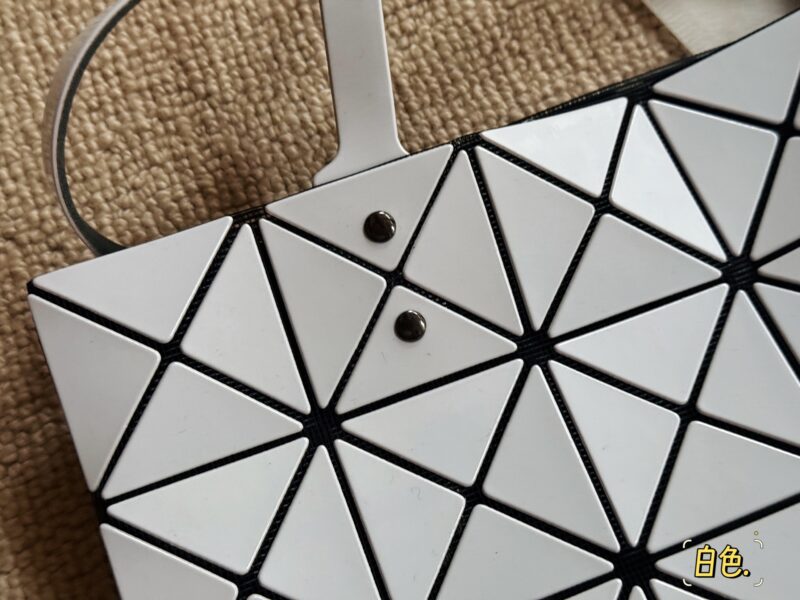 631655fdb4.jpg 180 no box upgrade
issey miyake BAOBAO
Miyake Life 6x6 Shopping Bag
Size 34x34cm ??
Perfect for summer
Light and convenient, small and fresh~