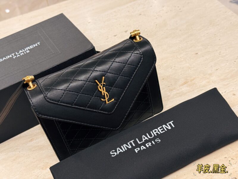 63168074e8.jpg 310 sheepskin/box
size:20*14cm
Saint Laurent YSL sheepskin envelope bag
Lenscope envelope package
Recommended classic bags!
Especially suitable for summer, dear!