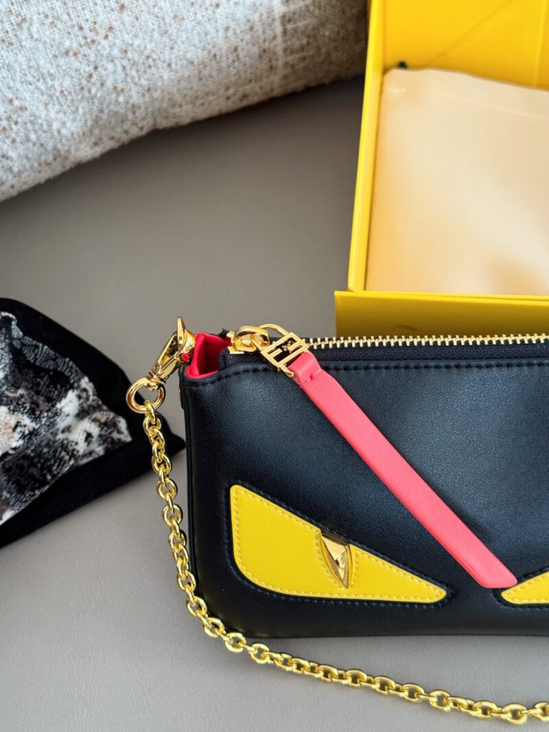 6325686682.jpg 220 boxes
size:20*12cm
Fendi Underarm Bag/Mahjong Bag
Fendi Tan Jianji's small charcoal fire is too awesome
The small charcoal fire continues to charge
The leather shoulder strap has a strong texture, and the hardware chain is more exquisite
Love, ...