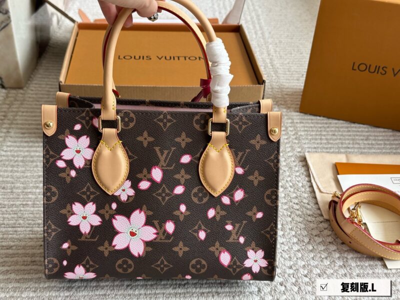 632695cb4f.jpg 245 Sakura Limited Edition
size:25*20cm
The highly anticipated
L Home OnTheGo Small Account
Finally, my dream has come true
Little sisters, look
This small tote is your life bag