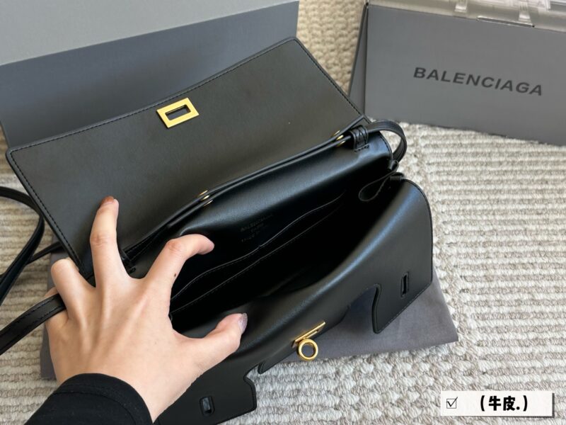 632b9db55c.jpg Cowhide 270 with box
size: 28*14cm
The Belair series from Balenciaga is simply amazing!
The new handbag/crossbody bag is small and exquisite!
Cowhide quality!
The toughness and texture of leather are very soft