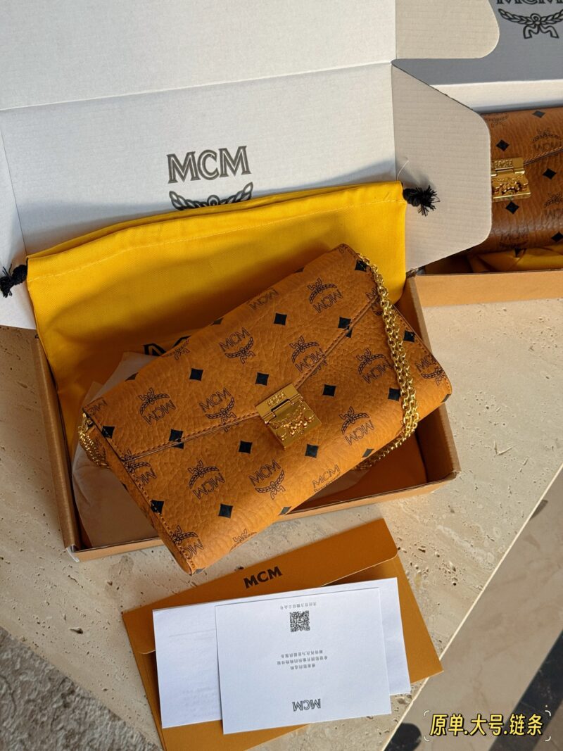 633d06cc0a.jpg 210 205 box (chain shoulder strap)
Size: 23x14cm (large)
18 * 13cm (small)
Top tier original quality shipment
MC Chain Pack
Complete packaging as shown in the picture
Ensure the quality of actual filming
MCM chain bag is truly the king of versatility...