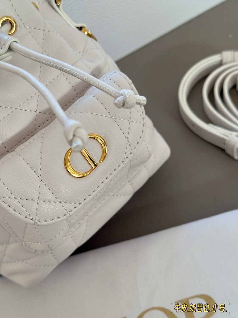 6369dffc06.jpg 310, 330 with box cowhide
Size: 15 * 15cm (small)
20 * 24cm (large)
D Home Caro Bucket Bag
Tengge pattern design is classic and stylish!
The shoulder strap can be matched freely and is exquisite and practical~I really like it. The whole person is ele...