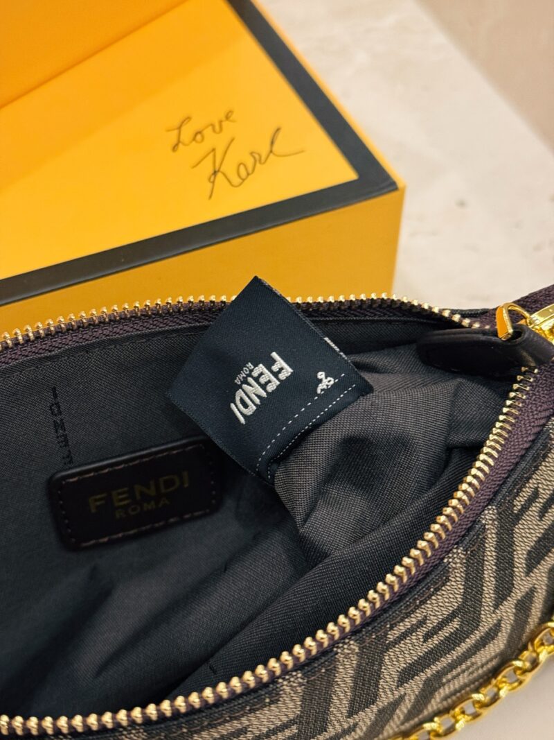 636a37af17.jpg 195 box
size:23*14cm
Fendi Underarm Bag/Mahjong Bag
Really perfect!
The leather shoulder strap has a strong texture, and the hardware chain is more exquisite
Love, love, love!
Handheld, Underarm, Crossarm