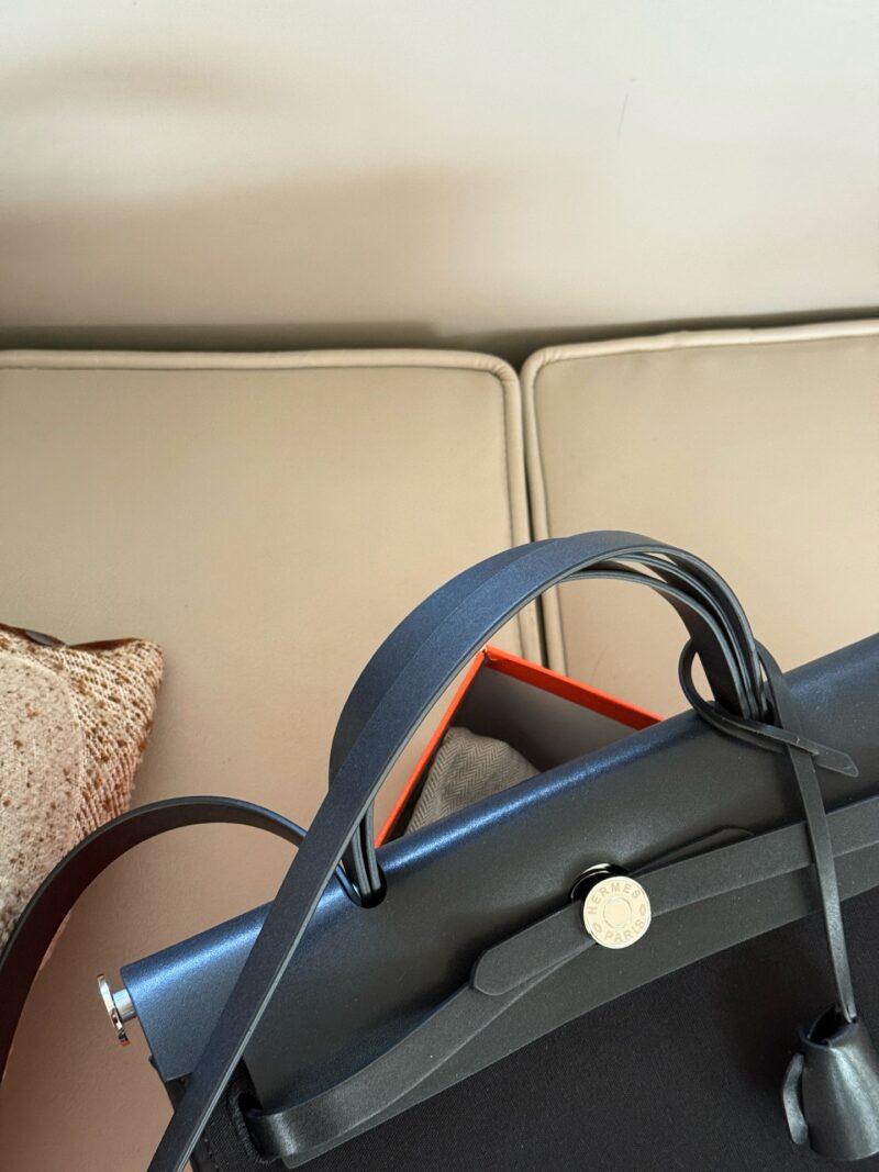 6397073189.jpg 255 boxes
size:31*26cm
Hermes handbag
Canvas shopping bag ?
A bag that is easy to pack in physical form
Recently, I have been carrying my back while traveling
There is texture! Super advanced!
Its capacity is very friendly