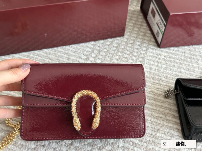 63b609980f.jpg 215 boxes
size:18 11cm
GG's latest wine god bag with shiny leather
Latest fabric paired with Shijiushen buckle
Super good-looking