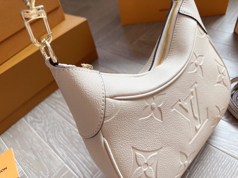 63caa1f5d1.jpg 235 box
size:23*12cm
L Home Bagatelle Leather Underarm Bag
The armpit and back look great!
The crossbody bag is also beautiful!
The more you look at it, the more durable the bag becomes!
Grandma's Upper Body Effect
Love to the point of bursting!
Se...