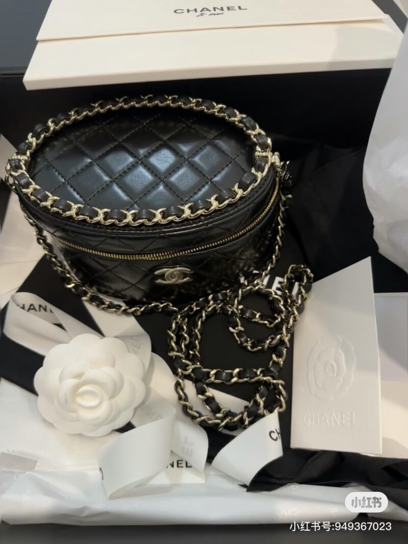 63cd24f449.jpg Chanel's new small box bag