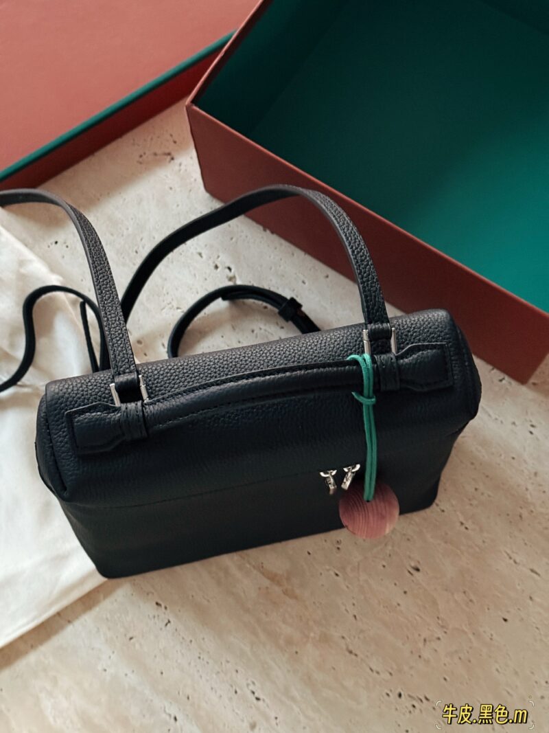 63cd7ae3ac.jpg 320 cowhide/matching box
size:23*32cm
Loro Piana backpack goes viral/
Loro Piana's backpack is finally waiting for you!
New favorite backpack
Great! It's low-key and tasteful!
Ultra gentle color wrap
The first layer of cowhide is very durable!