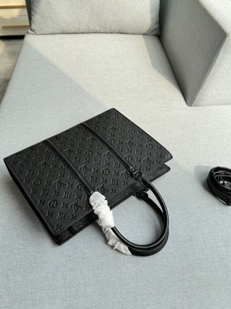 Cowhide 355
size：39×30
LV embossed music bag tote bag shopping bag handbag briefcase
Steady and atmospheric, fashionable and elegant, the classic color scheme of black and gray highlights the brand's iconic style! The embellishment of the dark pat...