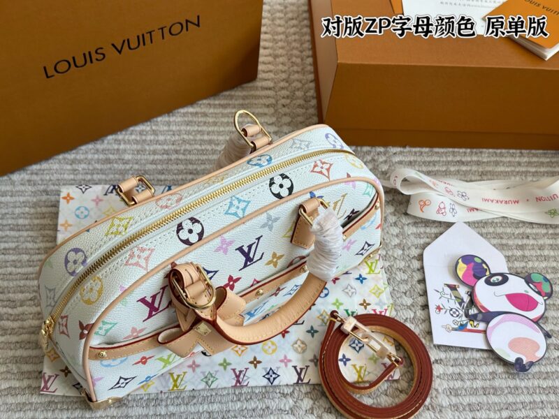 63d82e2c33.jpg 330 original single edition box
size:27*19cm
L's Takashi Murakami bowling ball is his favorite bag for this white tri color event! The physical object is very beautiful#
A whole retro millennium feeling, with a large capacity inside,
Holding it in ha...