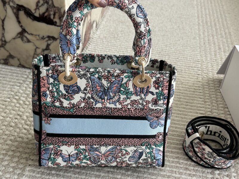 355 box
size：24*20cm
Original Jacquard Edition
D Home Embroidery Concubine Bag
Modern leisure and elegance
Embroidered wide shoulder strap
especially! especially!!!
25ss New Year's Edition