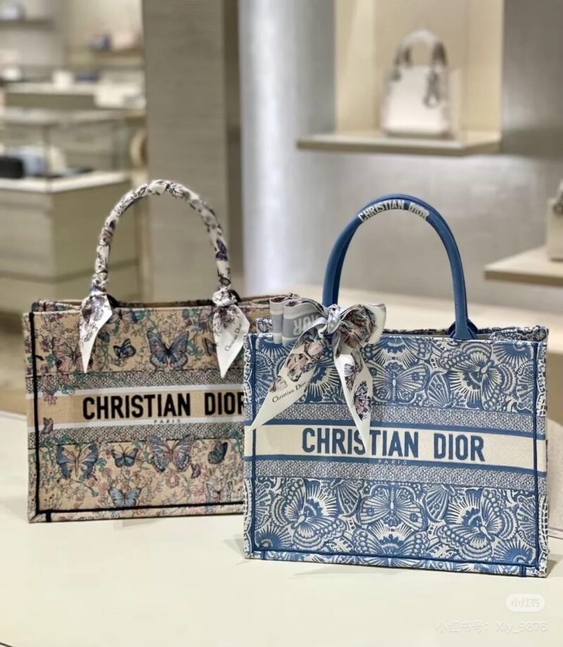 Dior's new tote is so beautiful!
The red heart-shaped tote and blue butterfly are really beautiful to me
Dior is really good at making bags
It's beautiful, sisters