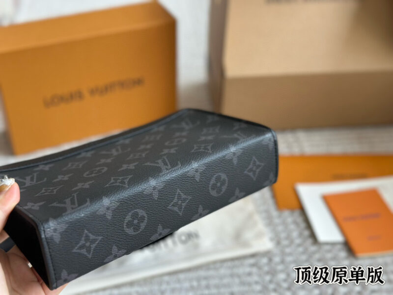 235 complete set of packaging
Original order quality
Size:22 15cm
L Family Handbag - unisex [? ya]
LV toiletry bag/2-in-1 shoulder bag
Inside the original version