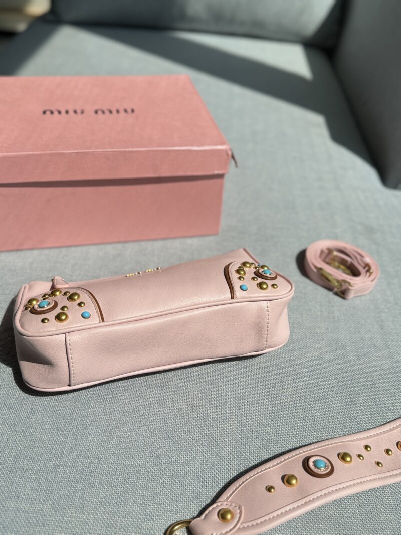 643d093c18.jpg 215 Heaven and Earth Cover
size:24×13
MIU MIU Riveted Underarm Bag Used Bag
Show off vintage bags Come and watch! The simple and clean design of the 2025 Spring/Summer collection bags
Highlighting functional practicality, soft and comfortable touc...