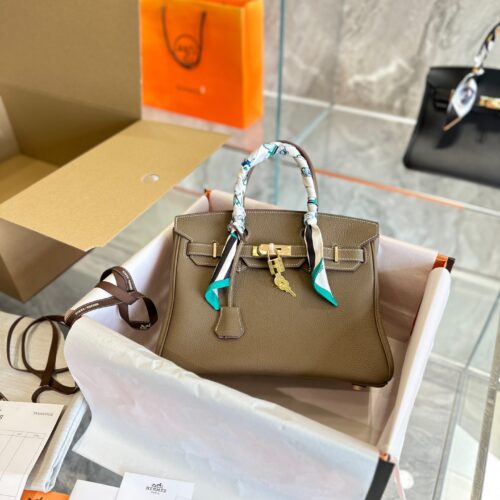 Delivery scarf folding box packaging p390
Hermes bk30cm top of the line pure leather collection with endless love and a Hermes Birkin platinum bag that will not be taken off the shelves for thousands of years. Original factory laser hardware, various...