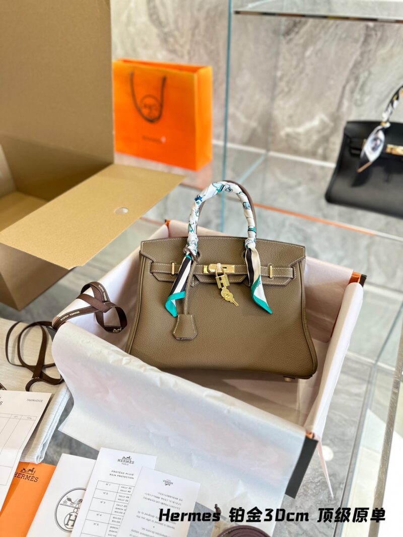 Delivery scarf folding box packaging p390
Hermes bk30cm top of the line pure leather collection with endless love and a Hermes Birkin platinum bag that will not be taken off the shelves for thousands of years. Original factory laser hardware, various...