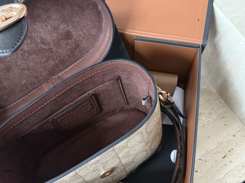 643ed0f9ed.jpg 235 box
size:19*13cm
C's new model Georgie
Limited edition presbyopia box bag,
This one exudes a high-end texture,
And it's super versatile.
It's time to give yourself a seasonal bag~
Original hardware! Order version!