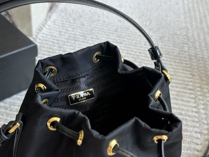 644740634e.jpg 175 sets of boxes
size:21 19cm
Prada Hobo Nylon Bucket
Seeing the physical object is truly perfect!
package ??
Designed to be super convenient and comfortable!