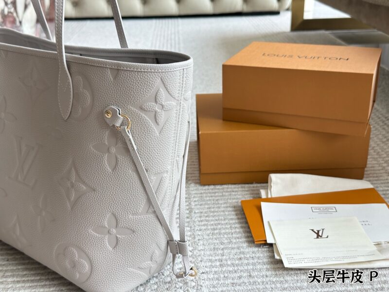 ￥ 370 original cowhide
LV Neverfull shopping bag
N41605LV is the classic flagship of the family, with a large capacity design that is perfect for both mommy bags and OL commuting, making it the bag with the highest appearance rate. The striped linin...