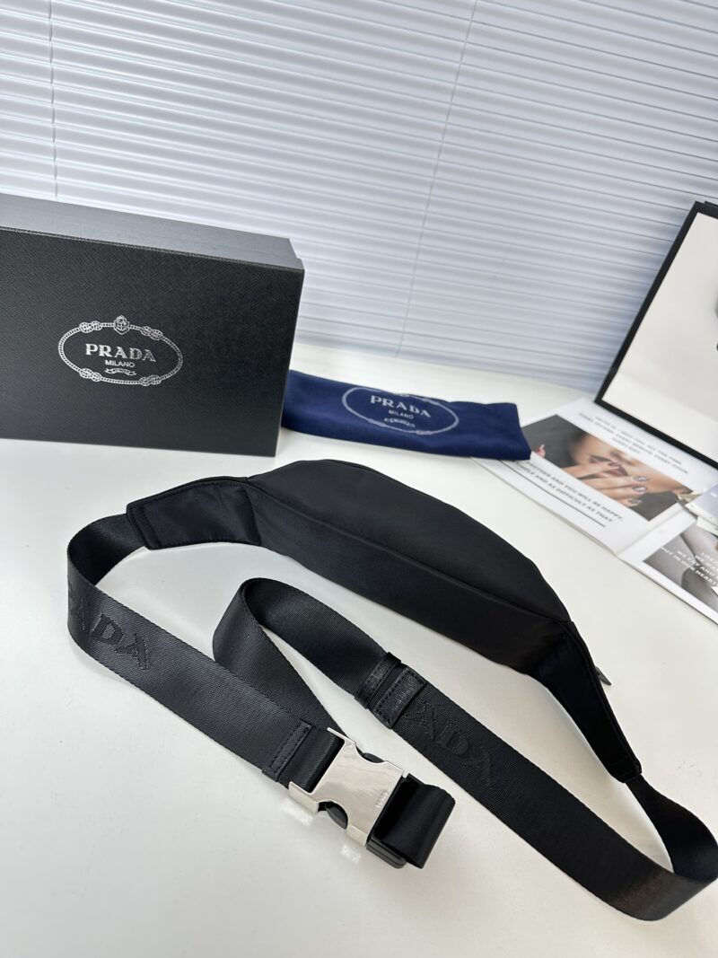 Comes with a gift box size of 2 5x 11 x 5 PRADA waist bag/chest bag model 2VL034. This waist bag design is not only practical but also enhances the overall design sense, making it easy to raise the body proportion. The bag can be worn as a chest bag ...