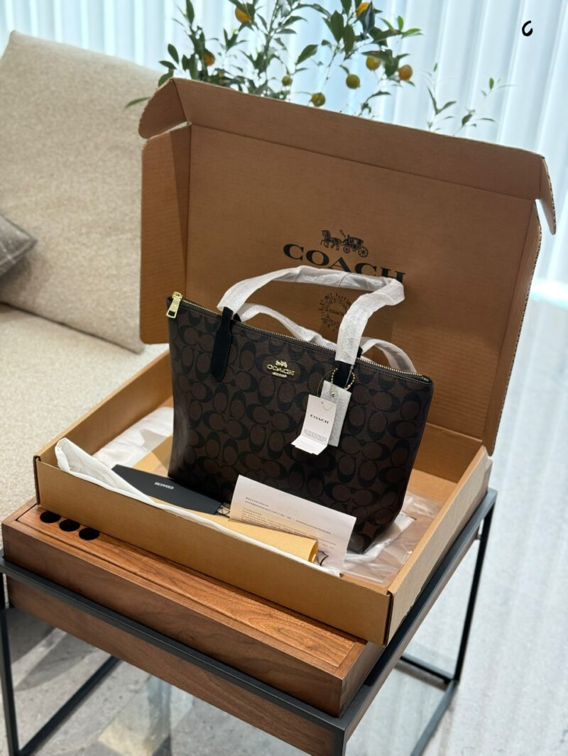 Coach Coach Tote P190
It's hard to find. The logo tote bag shopping bag has a zipper on the top and is of medium to large size, with a height of approximately 29cm at the bottom and 38cm at the top, making it a perfect bag shape and size. Classic ver...