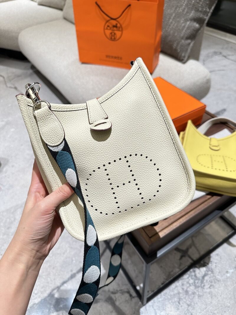 P250 Togo Leather Upgraded Edition
Hermes Mini evelyne is worth listing Mini evelyne,
Nata didn't think she was that fond of it at first, but holding it in her hand is so fragrant, it's just a fragrance without adjectives, paired with a Pegasus and m...