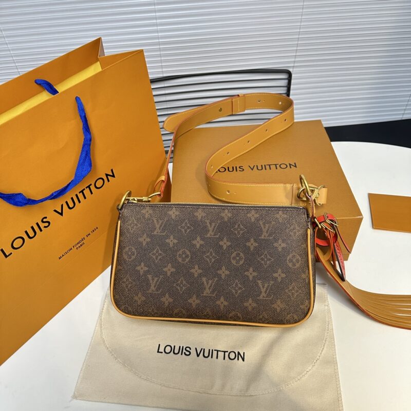 64b1524e27.jpg 260 Purchasing Grade Duty Free Edition M11623 This Pochette Accessory XL handbag features a Monogram pattern on Monogram Dust canvas that has been tested over time, injecting a handsome atmosphere into the classic configuration originating from 1990....