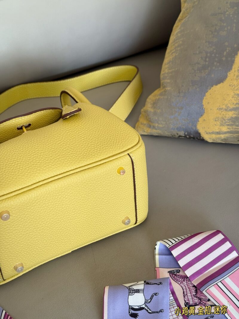 260 complete sets of packaging
size：19*13cm
?? top layer leather!
H Home Mini Lindy
? Crossarm ? Hand carried!
A perfectly cute little one!
Sunshine yellow is simply perfect for spring and summer
Just hold it and you'll have a good mood!