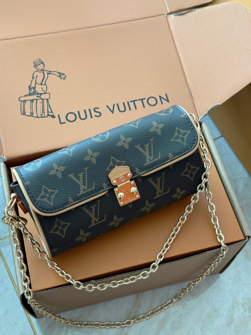 64babefcb9.jpg 220 boxes
size:20*11cm
L Home CAMILLE Handbag
Wearing a small dress in summer should be absolutely stunning!
Exquisite and compact, it can still be installed!
There are three more ways to memorize! This should be the next stock shortage king
