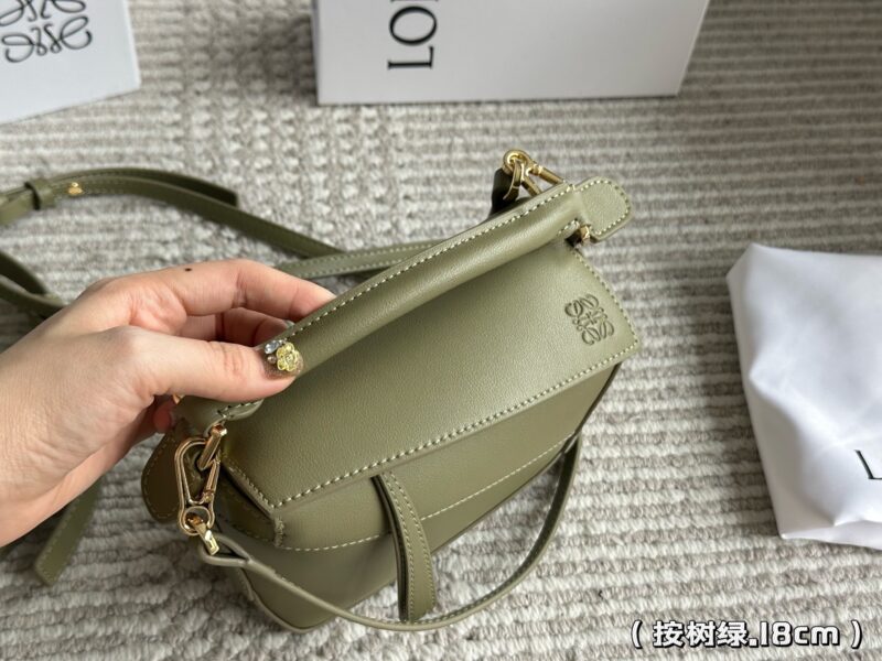 64c6e4d349.jpg 235 260 box
Size: 18 * 11cm (small size)
24 * 15cm (large size)
Loewe Geometry Package Puzzle
A very textured color,
Grey blue Puzzle Edge is very advanced!
?? Cowhide quality!
Completely hold on!