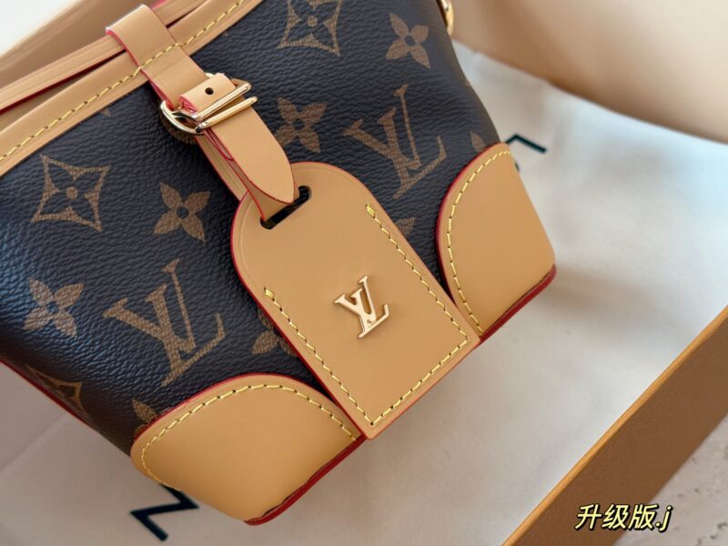 220 boxes
size：12*11cm
L family noe purify
Xiaoshaomai is really cute!
The capacity of the bag is still
（ ?? Can't put down the big phone)
Although the length of the shoulder strap cannot be adjusted
But it's very useful!