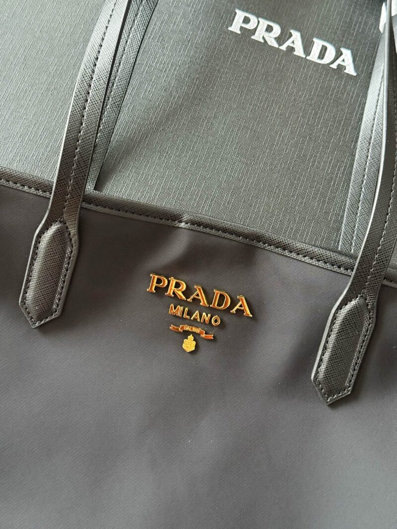64cc822618.jpg 235 box
size:32*28cm
Prad tote bag (shopping bag)
Specialized nylon fabric!
light! Comfortable! Extremely practical!
Another timeless shopping bag