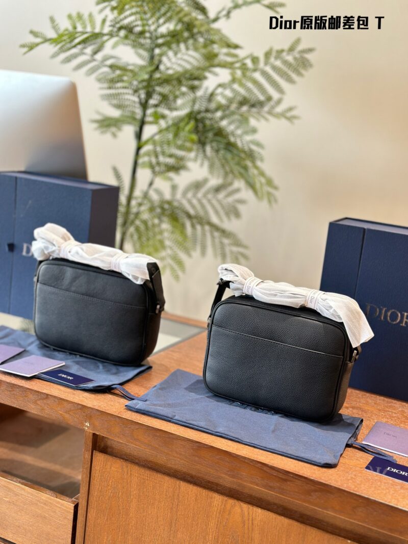 Dior Men's Postman Bag P270
Original embroidered fabric with top layer calf leather
The new season of men's clothing has officially been launched!
The simple and low-key color scheme, combined with high-end and comfortable materials, and exquisite It...