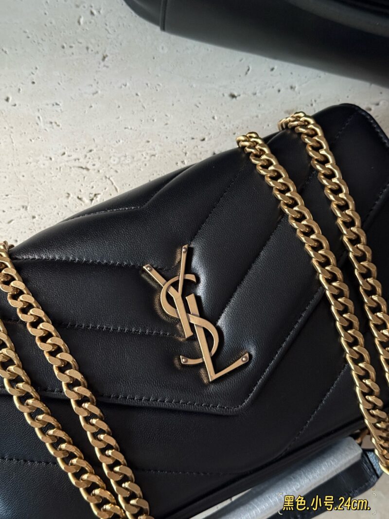 6519b4d903.jpg 240 280 320 sheepskin box
Size: 20 * 12cm (small)
24 * 14cm (medium)
29 * 17cm (large)
YSL's new version of LouLou Fang Fat Man
Finally online!!
Have to say,
At first glance, it looks very eye-catching
The new sheepskin has undergone additional coati...