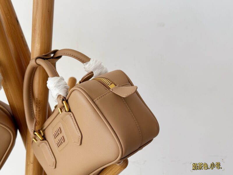 654aaa01f4.jpg 250 255 Upgraded Edition Box
Size: 23x11cm (small)
28.5 * 4cm (large)
Miumiu bowling/briefcase/
The sweetness of the bag is just right!
It's hard not to love!
Can be carried by hand or slung diagonally
It's definitely not a small waste bag! Full cap...