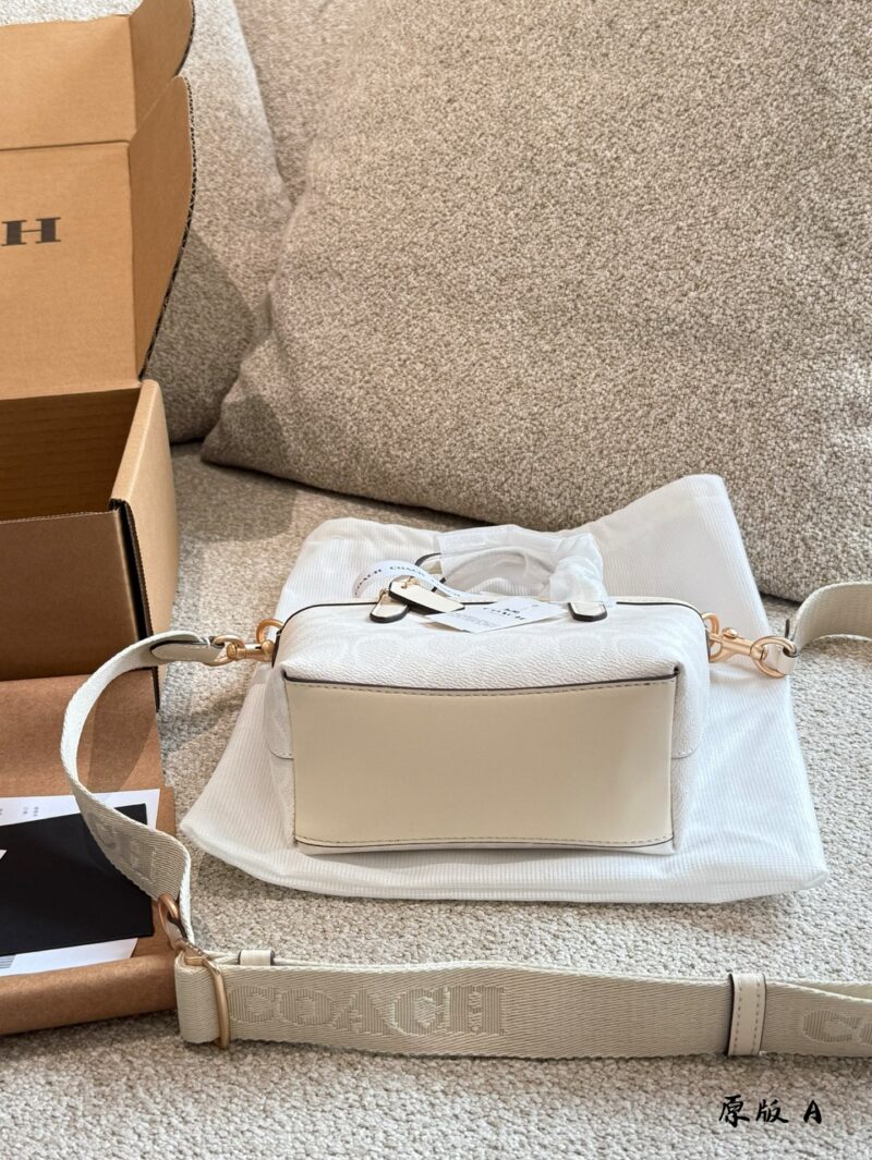 Coach Coach Mini Tote P210
Coach. New Release
Airplane box packaging
Coach's new Mini Tote
Paired with long and wide shoulder straps, it provides ample comfort and ample capacity,
It can be easily controlled in daily life
Size: 15 * 14 * 9cm