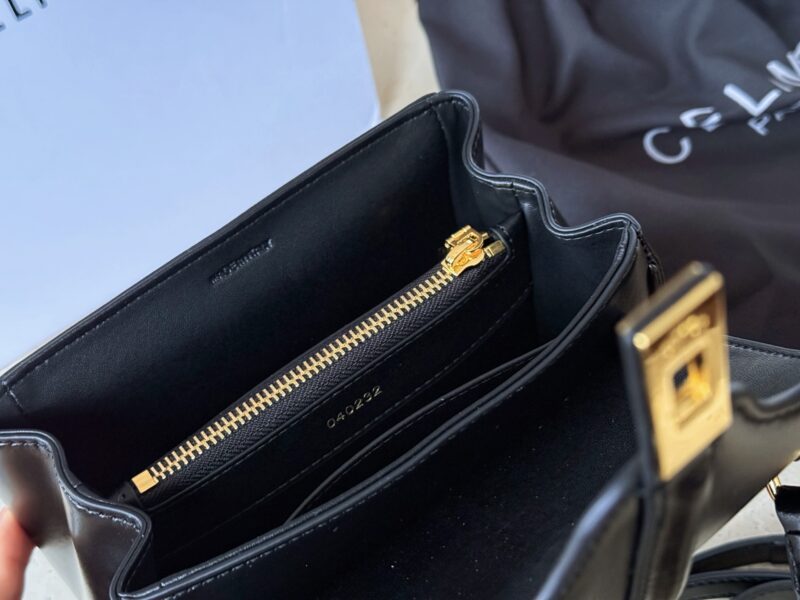 654de49d7e.jpg 255 boxes
Size: 18 * 13cm
Latest Celin * soft 16
Simplicity, coldness, and age reduction
A very elegant bag with a touch of satin and cowhide, super versatile!