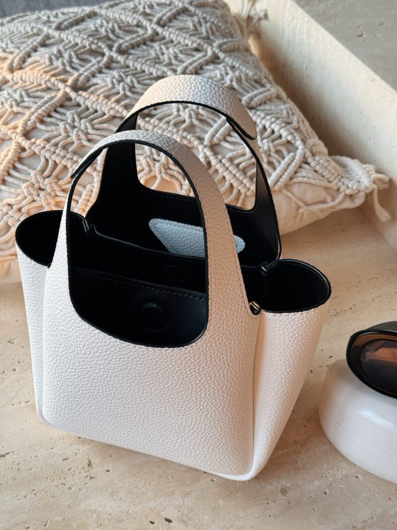 200 boxes
size：18*15cm
Prada Basket of Vegetables
Counter tote bag
leather handbags ?
Cowhide quality ??
Leather wrapped magnetic buckle main compartment ?